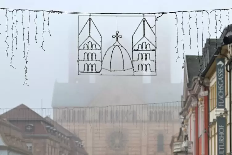 Geht in Speyer nicht ohne: Domsymbol als Bestandteil der Weihnachtsbeleuchtung.