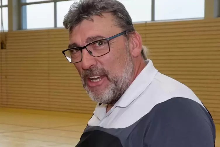Hat f&uuml;r seine Spielerinnen noch die eine oder andere &Uuml;berraschung parat: Andreas Scharfenberger, Coach der Pfalzliga-Handballeri