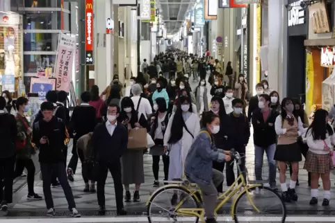 Wie hier in Osaka tragen fast alle Japaner Masken.