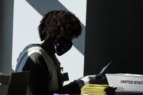 Atlanta: Eine Wahlhelferin zählt Stimmzettel der US-Präsidentschaftswahl aus. 