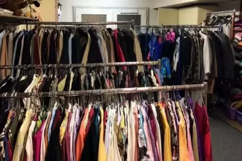Blusen, Pullover, Jacken ... Gut erhaltene Kleidung gibt es genug, aber was nützt das, wenn die Kleiderkammer nicht aufmachen ka