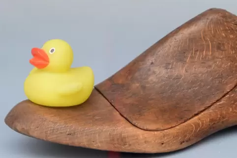 Eine Leisten-Ente, gesehen in einem Schaufenster eines Mußbacher Ladens. 