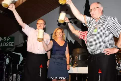 Nix mit Prost war es dieses Jahr: Das Bierfest konnte ASV-Vorsitzender Karl Heinz Zwicknagel (rechts) wegen der Corona-Pandemie 