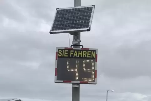 Hängt seit Dienstag in der Harthauser Straße in Dudenhofen: die Geschwindigkeitsanzeigetafel. 