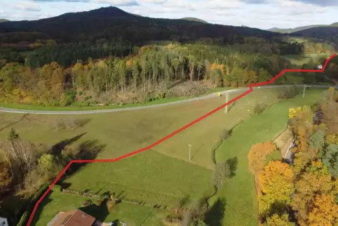 Die geplante Radwegetrasse (rot) beginnt an der Grünheckstraße in Erlenbach (links unten), quert die B 427 und verläuft dann ent