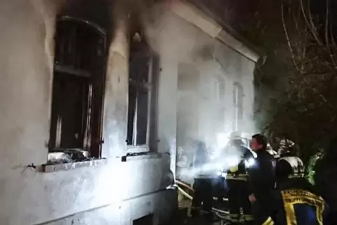 Ausgebrochen ist der Brand in einem Schlafzimmer im Erdgeschoss.