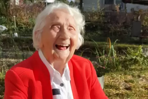 Eine Formel für das hohe Alter? Vielleicht diese hier: Emma Schimmelschmidt hat sich stets ihr Lachen bewahrt. 
