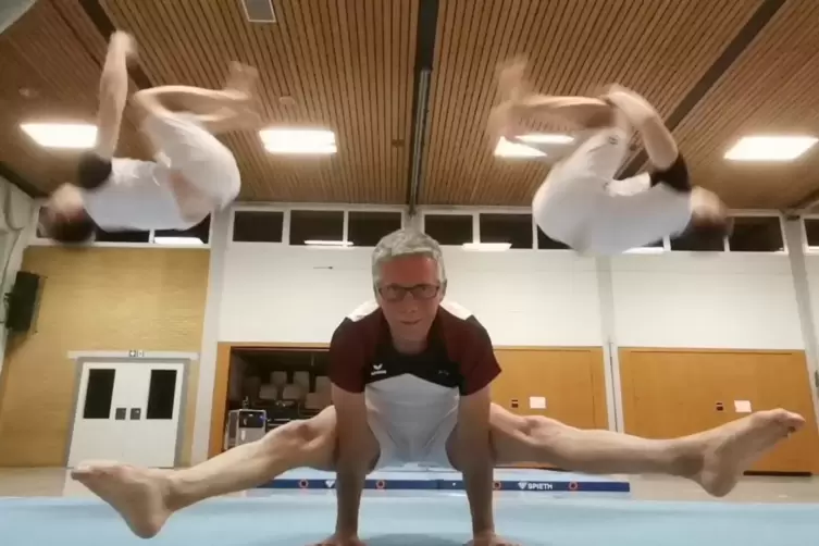 Spagat schafft er noch immer locker: Andreas Eichhorn. &Uuml;ber ihm seine S&ouml;hne Daniel und Lukas, die es noch nicht geschafft haben,