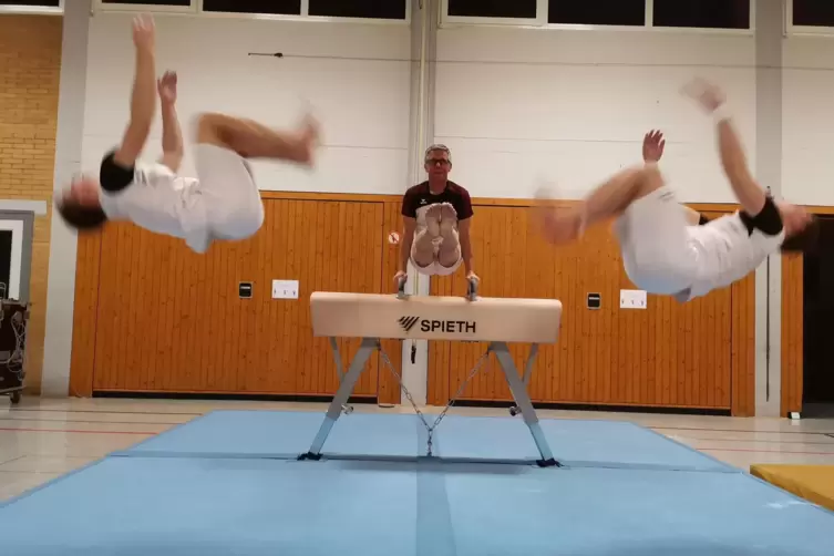  Links ist Daniel im Salto, rechts Lukas, Vater Andreas turnt am Pferd. Das Foto haben die drei in der Morlauterer Halle aufgeno