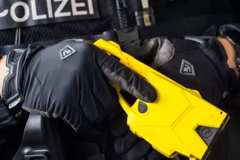 Mit dem Taser sollen Polizisten einen Angreifer auf Distanz halten können