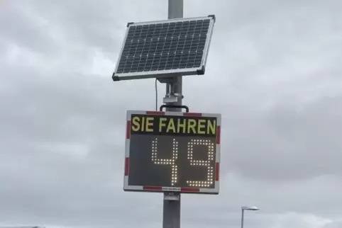 Hängt seit Dienstag in der Harthauser Straße in Dudenhofen: die Geschwindigkeitsanzeigetafel, die mit dem Geldgeschenk finanzier