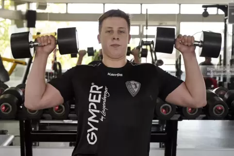 Vor dem Lockdown: Nils Röller trainiert im Fitnesstudio.