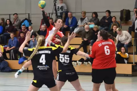 Anja Wendler (am Ball) hat die Seiten gewechselt. Hier noch im Trikot von Friesenheim, spielt sie inzwischen wieder für Mundenhe