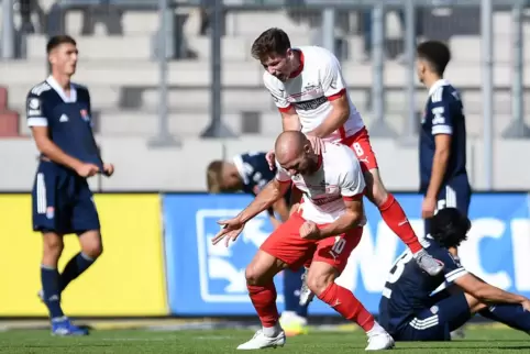 Einstand nach Maß: Gegen Unterhaching erzielte Manfred Starke (Mitte, Nummer 10) am ersten Spieltag den 2:1-Siegtreffer für den 