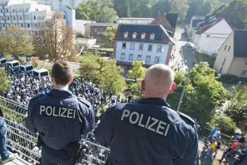 Die Polizei hat nach einem Spiel ein Auge auf Fußballfans. 