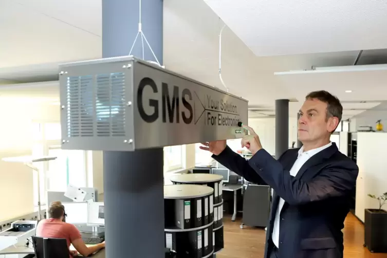 Markus Gebhart installiert UV-C-Luftreiniger in Büros und Produktionshallen. 