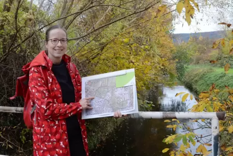 Martina Annawald am Speyerbach, ganz in der Nähe des Tierheims. Der Bereich ist in die Planungen für eine mögliche Landesgartens
