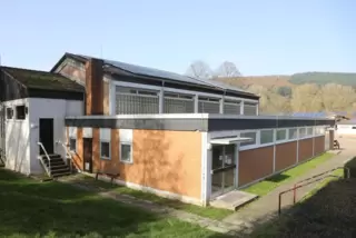 Soll abgerissen werden: die Sporthalle in St. Julian.