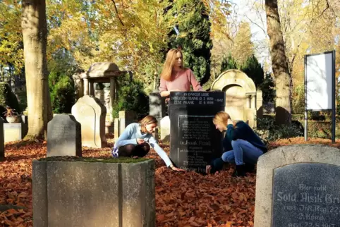 Carlotta Closhen, Lilly Kollmar und Sophie Koenig am Grab der Familie Frank.