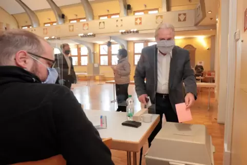 Klaus Blaga wirft seinen Stimmzettel in Hettenleidelheim in die Wahlurne.