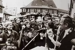 Jubel für Helmut Kohl und Michail Gorbatschow, rechts im Bild der damalige Deidesheimer Stadtbürgermeister Stefan Gillich, links