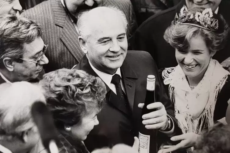 Gorbatschow mit der damaligen Deutschen Weink&ouml;nigin, Birgit Schehl. 