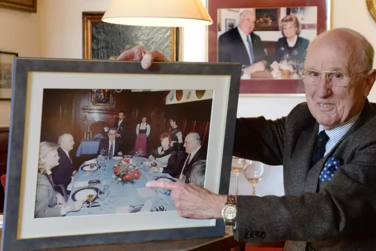 Artur Hahn, Mitinhaber des Deidesheimer Hofs, mit dem Foto, das an den Besuch Helmut Kohls und Michail Gorbatschows erinnert. 