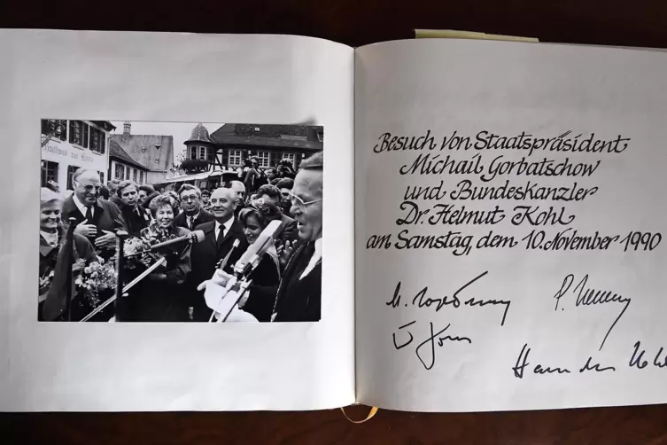 Der Eintrag Gorbatschows im Goldenen Buch der Stadt Deidesheim. 