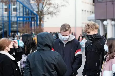In manchen Schulen, wie hier in Zweibrücken, tragen Schüler auch auf dem Schulhof Masken. 