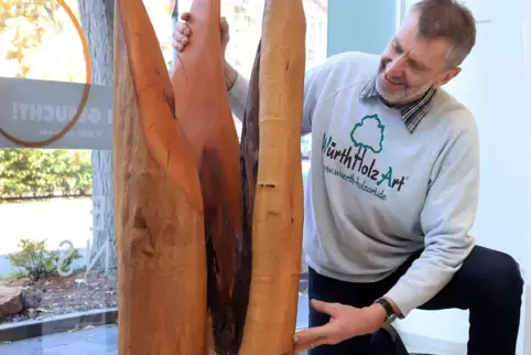 Erwin Würth fertigt seine Holzobjekte in seinem Atelier in Petersbächel. 