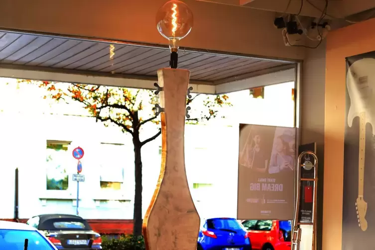 Bereits 55 Leuchten stehen in Landauer L&auml;den.