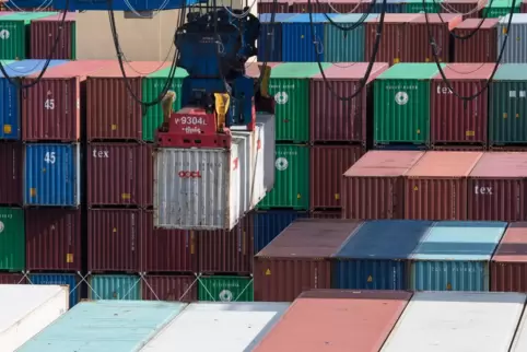 Container-Verladung in Wilhelmshaven. 