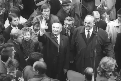 Michail Gorbatschow und Helmut Kohl werden in der Pfalz (hier in Deidesheim) begeistert gefeiert.