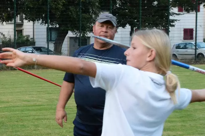 Trainer Helmut Geiger legt bei seinen Schützlingen, hier Annika Frey, viel Wert auf die richtige Technik im Speerwurf.