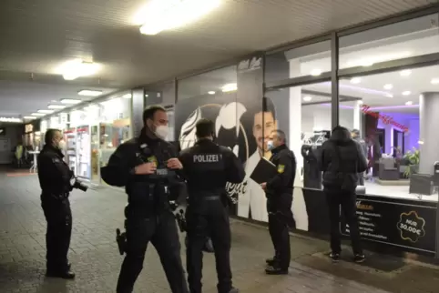 Polizisten kontrollieren die Einhaltung der Corona-Maßnahmen in der Homburger Innenstadt.