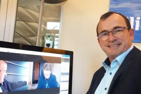 Mittelstaedt in seinem Büro, Markgraf auf dem Bildschirm im Homeoffice. 