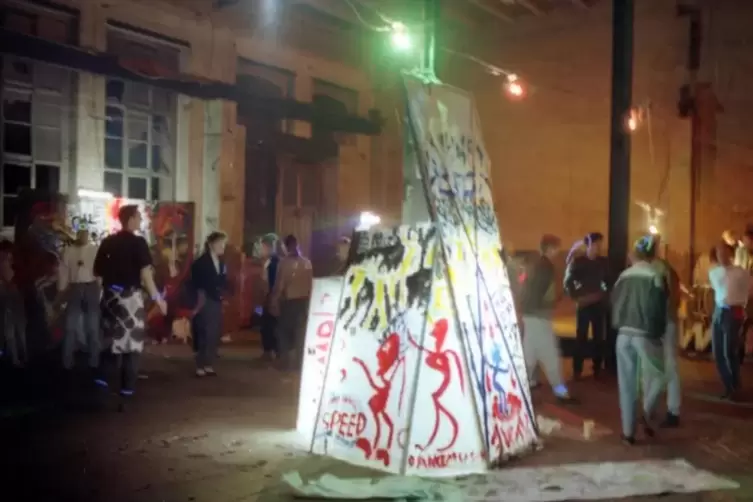 Party mit &bdquo;Live-Action-Painting&rdquo; in einer ehemaligen Stahlgie&szlig;erei in Chemnitz 1990. 