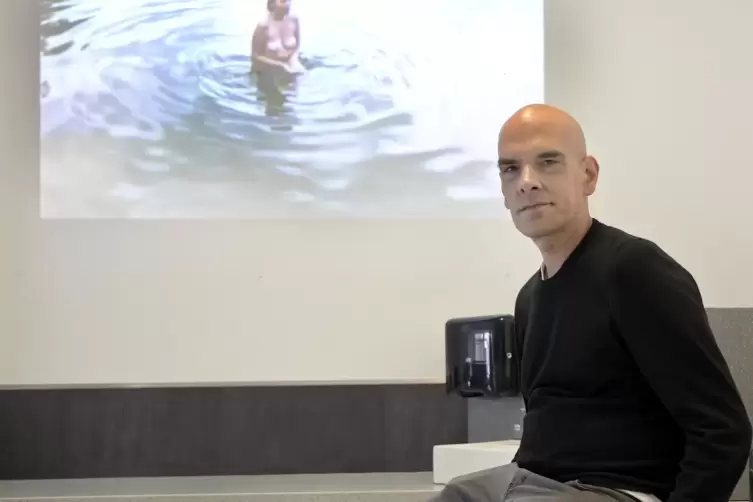 Timo Schuster mit Videoinstallation im Waschsalon &bdquo;S&uuml;nde Schuld Reinigung&ldquo; 2019. 