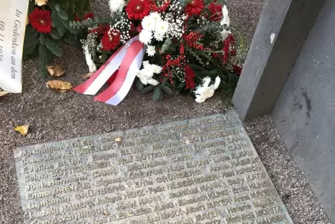 Mit Blumenschmuck: Gedenkstein am früheren Synagogenstandort in der Hellergasse.