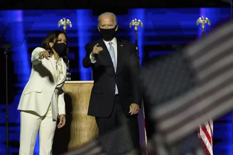 Der k&uuml;nftige US-Pr&auml;sident und seine Vize: Joe Biden und Kamala Harris bei ihrem ersten Auftritt, nachdem der Sieg rechnerisch fe