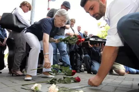Stolperstein-Verlegung 2018: Ori Millo gedenkt seiner Vorfahren. Jetzt schreibt er über sie. Stolperstein-Verlegung 2018: Ori Millo gedenkt seiner Vorfahren. Jetzt schreibt er über sie.