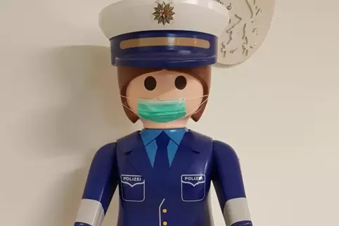 Maskottchen im Foyer des Polizeipräsidiums: die „Blauline“ getaufte Playmobilfigur, aktuell natürlich mit Maske.