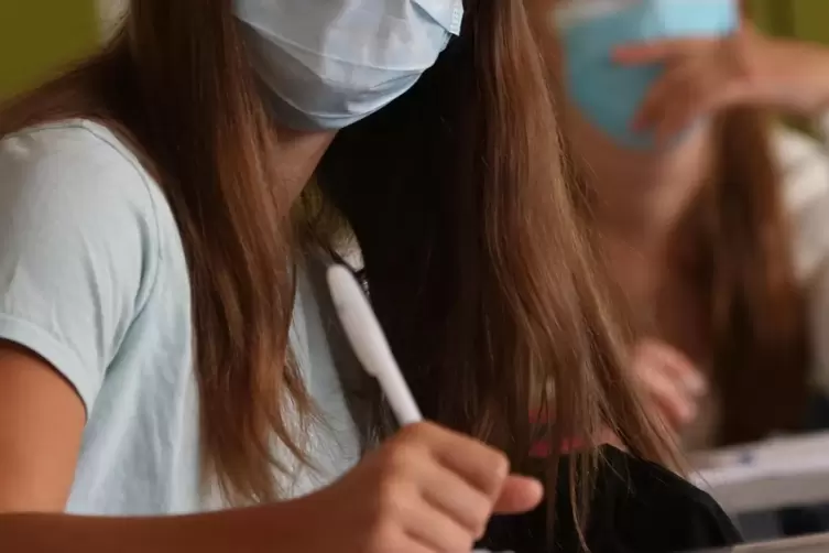 Schülerinnen mit Maske im Unterricht
