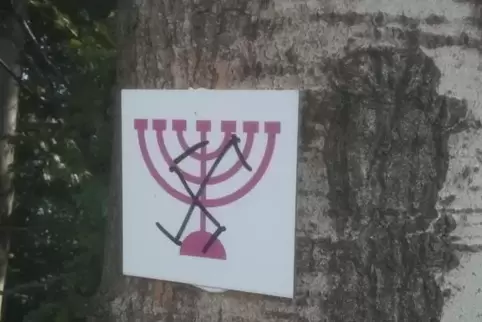 Schon Ende September war die Beschilderung unter anderem mit Hakenkreuzen beschmiert worden. 