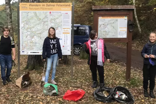 Die jungen Helfer mit ihrer Müllausbeute am Wanderparkplatz zwischen Busenberg und Schindhard.