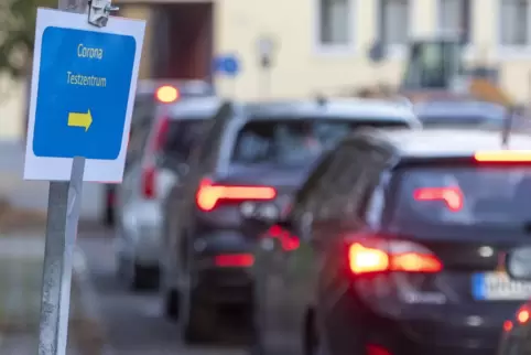 Wartestau vor der Fieberambulanz auf dem Kuseler Messeplatz.