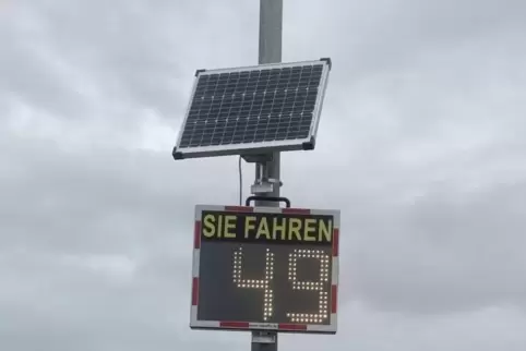 Hängt seit vergangener Woche in der Harthauser Straße in Dudenhofen: die Geschwindigkeitsanzeigetafel, die mit einer Spende ange