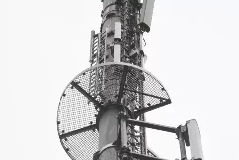 Neueste Technik: 5G-Antennen an einem Mobilfunkmast.