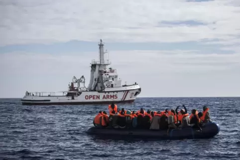 Immer wieder werden Menschen gerettet, die mit Booten über das Mittelmeer nach Europa fliehen.