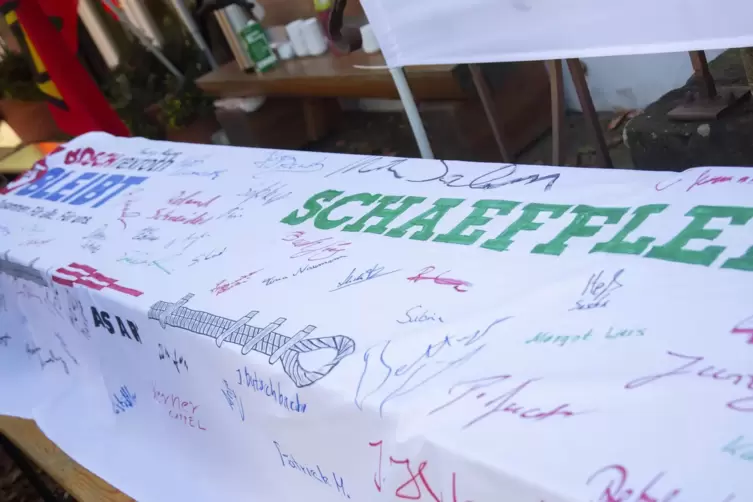Am 31. Oktober hatte die IG Metall ihr „Banner der Solidarität“ vor dem Wasgau-Einkaufsmarkt in Kirkel-Limbach präsentiert. 